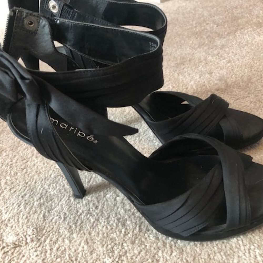 Women's black bow tie high heels size 10, zip in b